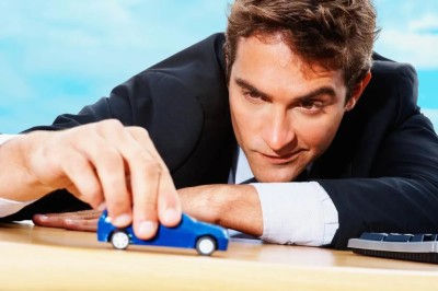 Muz-drzici-model-auticka